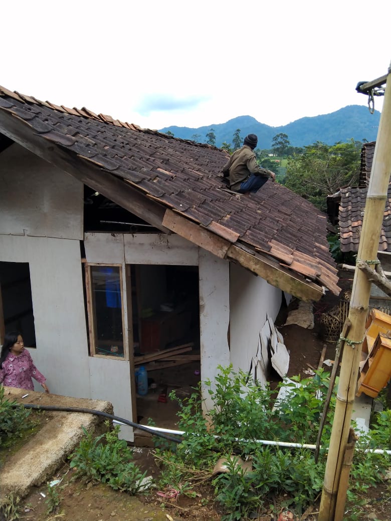 Tersambar Petir, 2 Rumah Warga di Cijapati Terbakar